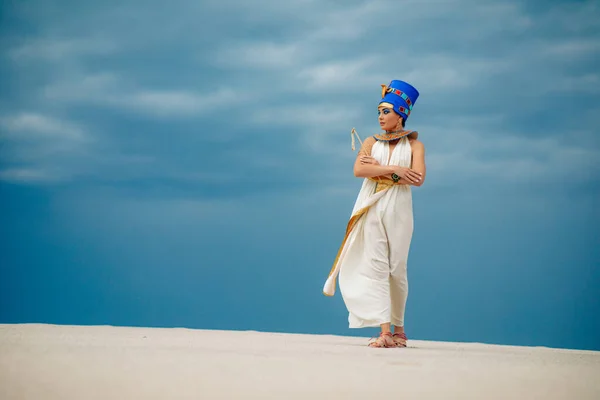 Young Woman Image Ancient Egyptian Queen Nefertiti Walks Sandy Desert — Stock Photo, Image