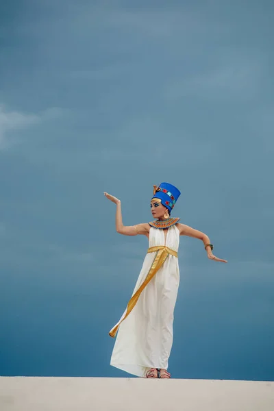 Young Woman Image Ancient Egyptian Queen Nefertiti Dances Sandy Desert — Photo