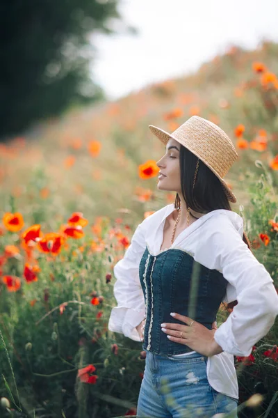 Mujer Joven Sombrero Paja Disfruta Floreciendo Amapolas Entre Prado —  Fotos de Stock