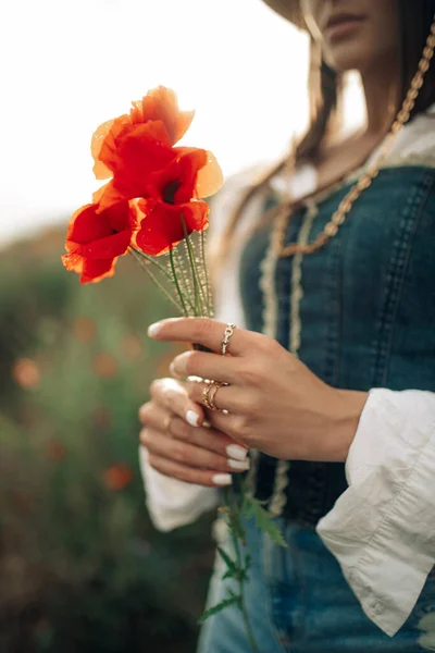 여자가서 양귀비 꽃에서 꽃다발을 가운데 클로즈업 — 스톡 사진