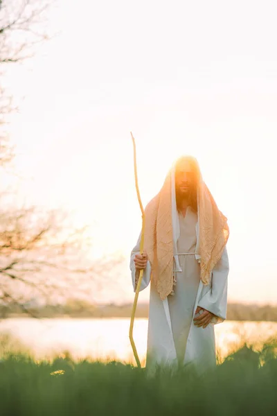 Gesù Cristo Con Bastone Legno Trova Nel Prato Vestito Con — Foto Stock