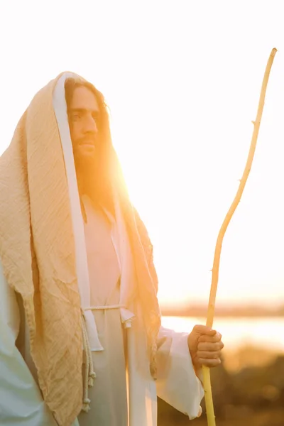 Jezus Christus Met Houten Staf Staat Weide Gekleed Zijn Traditionele — Stockfoto