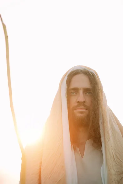 Jesus Kristus Med Trästav Står Sin Traditionella Vita Mantel Mot — Stockfoto