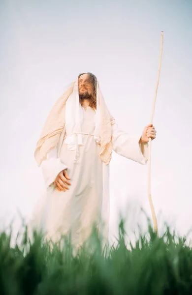 Jezus Christus Met Houten Staf Staat Weide Gekleed Zijn Traditionele — Stockfoto