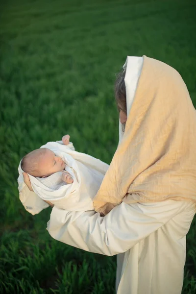 Sint Jozef Houdt Baby Jezus Zijn Armen Kijkt Naar Hem — Stockfoto