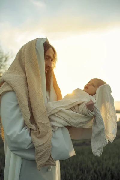 Sint Jozef Houdt Baby Jezus Zijn Armen Kijkt Naar Hem — Stockfoto