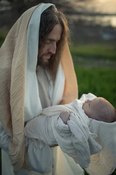 Szent József Karjaiban Tartja Kis Jézust Szeretettel Tekint — Stock Fotó
