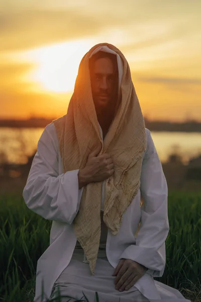 Ісус Христос Сидить Лузі Одягненим Традиційне Біле Вбрання Захід Сонця — стокове фото