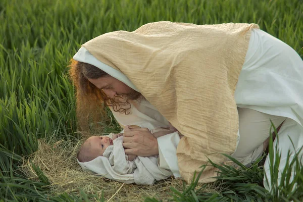 Sint Jozef Buigt Baby Jezus Liggend Gras Kijkt Naar Hem — Stockfoto