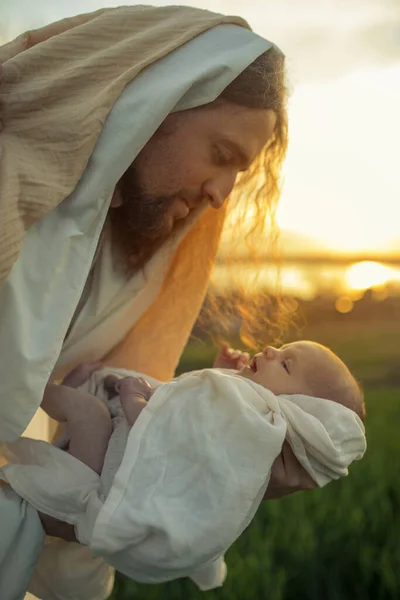 Sint Jozef Houdt Baby Jezus Zijn Armen Kijkt Naar Hem — Stockfoto