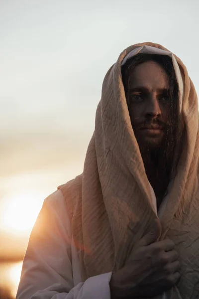 Retrato Jesucristo Túnica Blanca Tradicional Sobre Fondo Del Cielo Atardecer — Foto de Stock