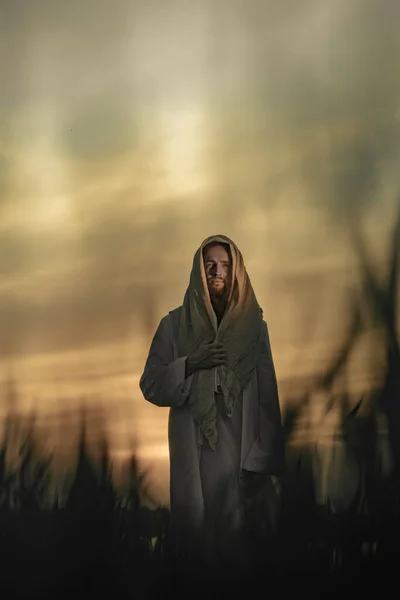 Jesus Kristus Vandrar Äng Klädd Sin Traditionella Vita Mantel Mot — Stockfoto