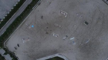 Binicilik kulübündeki otlakta at ve binicilerle drone saldırısı.. 