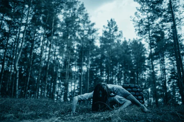 Ragazza Con Lunghi Capelli Neri Immagine Spaventosi Fantasmi Zombie Striscia — Foto Stock