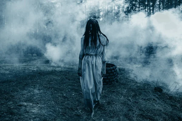 Chica Con Pelo Largo Negro Imagen Zombie Fantasma Miedo Camina — Foto de Stock