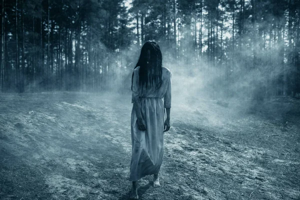 Ragazza Con Lunghi Capelli Neri Immagine Spaventosi Zombie Fantasma Cammina — Foto Stock