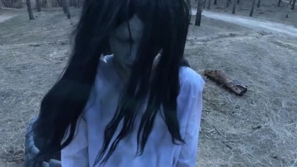 Ragazza Con Lunghi Capelli Neri Immagine Spaventoso Fantasma Zombie Cammina — Video Stock