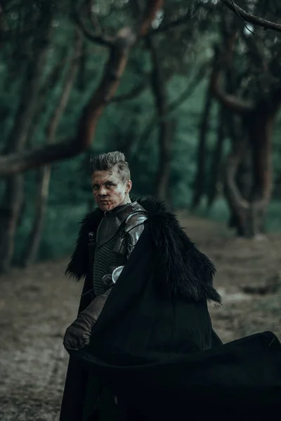 身着链甲和黑色斗篷的中世纪骑士站在森林中间 — 图库照片