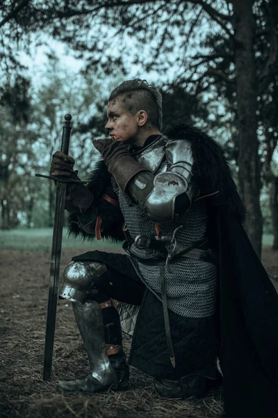 Cavaleiro Guerreiro Medieval Cadeia Armadura Correio Capa Preta Joelho Entre — Fotografia de Stock