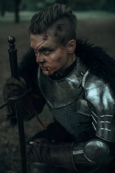 Портрет Средневекового Рыцаря Воина Окровавленным Лицом Кольчуге Мечом — стоковое фото