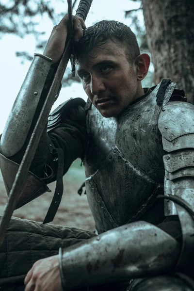 Ortaçağ Dan Kalma Zırhlı Savaşçı Şövalye Elinde Kılıçla Ormanın Içinde — Stok fotoğraf
