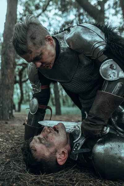 Mittelalterlicher Ritter Beugt Sich Boden Liegend Über Besiegten Feind Und — Stockfoto