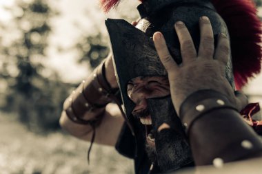 Öfkeyle bağıran eski Spartalı savaşçı portresi..