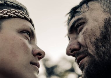 Eski Spartalı savaşçı, savaştan ve uzun ayrılıktan önce sevgili karısına veda ediyor. Yakın çekim..