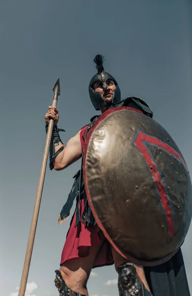 Αρχαίος Σπαρτιάτης Πολεμιστής Πολεμικό Φόρεμα Στέκεται Ασπίδα Και Δόρυ Στο — Φωτογραφία Αρχείου