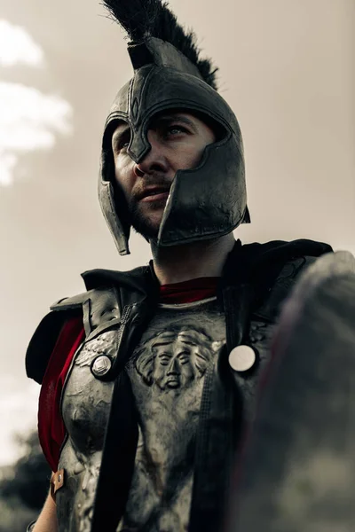 Portret Van Oude Spartaanse Krijger Harnas Helm Tegen Achtergrond Van — Stockfoto