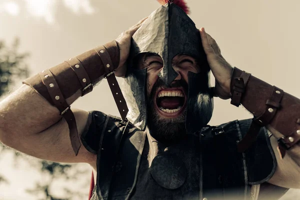 Portrait Screaming Rage Ancient Spartan Warrior Battle Dress Sky Background — Stock Photo, Image