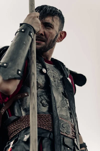 Портрет Древнього Спартанського Воїна Обладунку Списом Руці Тлі Неба — стокове фото