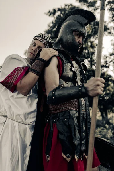 Starożytny Spartan Wojownik Żegna Się Swoją Ukochaną Kobietą Przed Wojną — Zdjęcie stockowe