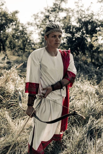 Ókori Görög Női Íjász Fehér Ruhában Áll Rét Között Íjjal — Stock Fotó