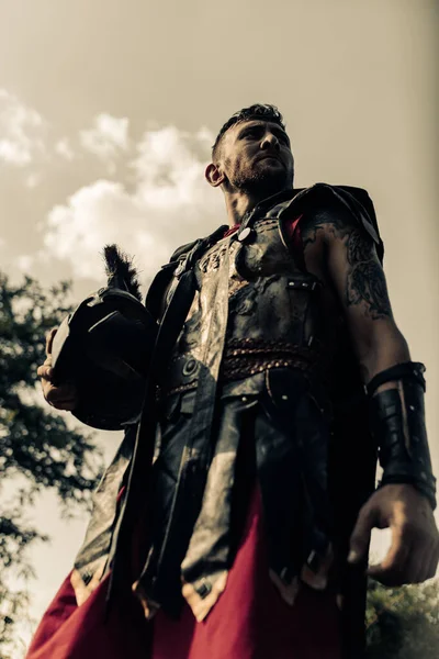 Портрет Древнього Спартанського Воїна Бойовому Вбранні Шоломом Руці Тлі Неба — стокове фото