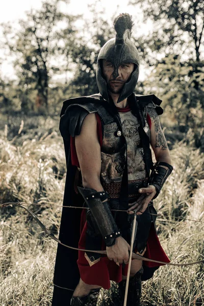 Ancient Spartan Warrior Archer Battle Dress Black Cloak Stands Meadow — Stock Photo, Image