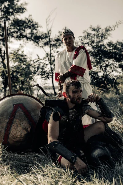 Antiguo Guerrero Espartano Vestido Batalla Mujer Arquero Descanso Entre Prado — Foto de Stock