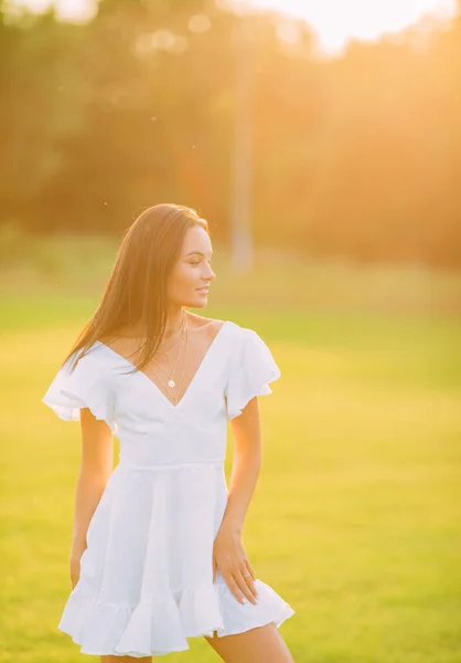 Jeune Femme Joyeuse Robe Blanche Promène Dans Prairie Coucher Soleil — Photo