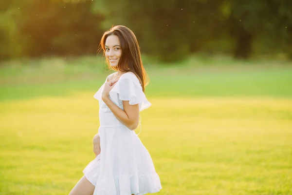 Junge Fröhliche Frau Weißen Kleid Spaziert Einem Sonnigen Sommertag Über — Stockfoto