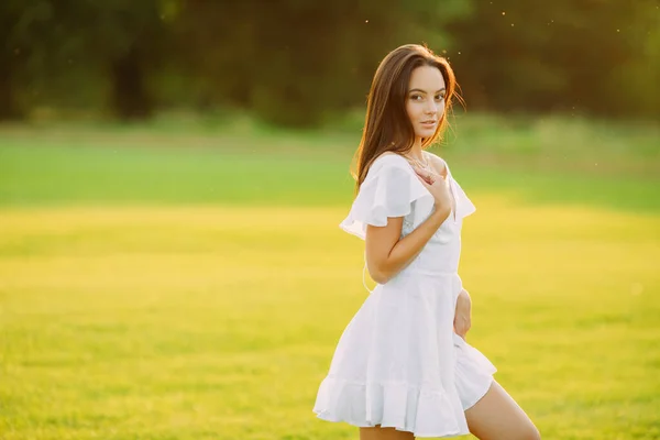 Junge Frau Weißen Kleid Spaziert Einem Sonnigen Sommertag Über Die — Stockfoto
