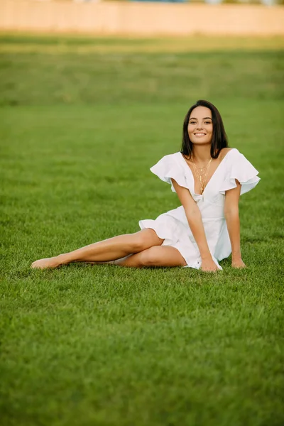 Jonge Vrolijke Vrouw Witte Jurk Rust Blootsvoets Gras Zomer Zonnige — Stockfoto