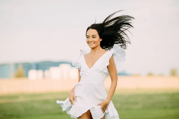 Jonge Vrolijke Vrouw Witte Jurk Loopt Weide Zomerse Zonnige Dag — Stockfoto