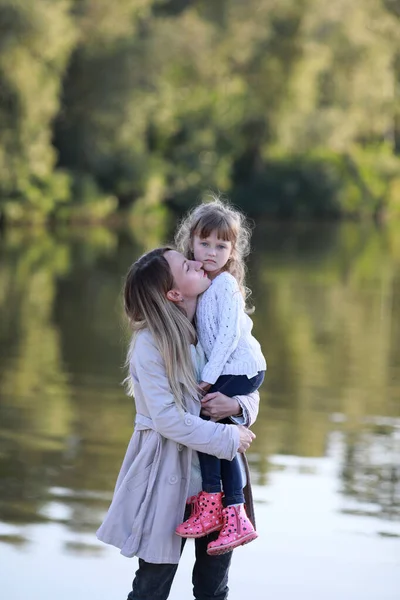 Mor Går Tillsammans Med Sin Dotter Parken Nära Floden — Stockfoto