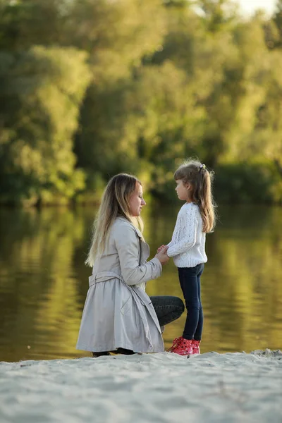 Mor Går Tillsammans Med Sin Dotter Stranden Nära Floden — Stockfoto