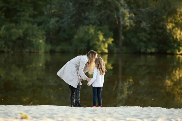 Anne Kızıyla Birlikte Nehir Kenarındaki Sahilde Yürüyor — Stok fotoğraf