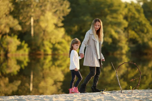 Mor Går Tillsammans Med Sin Dotter Stranden Nära Floden — Stockfoto