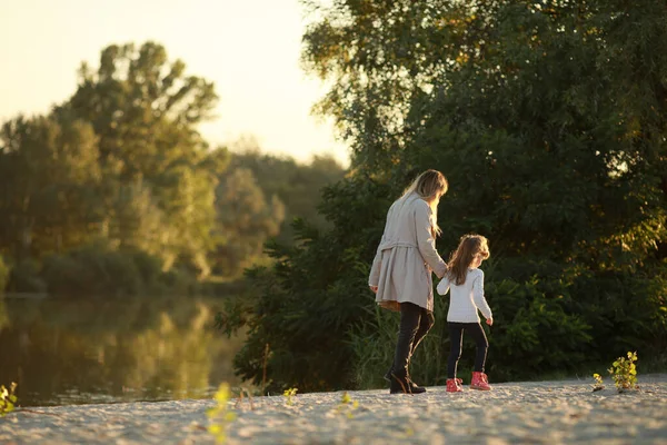 Mother Walks Together Her Daughter Beach River — Stock Photo, Image