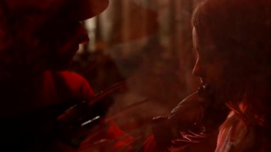 Dnipro, Ukrayna - 4 Ocak 2021: Elm Caddesi Kabusu 'ndaki Nancy Thompson ve sustalı eldivenli Freddy Krueger' ın dehşet dolu yüzü. Dramatik korku sahnesi, kabus..