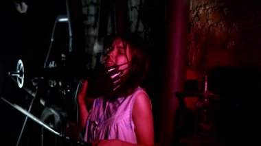 Dnipro, Ukrayna - 4 Ocak 2021 Freddy Krueger 'ın yanmış yüzü ve eldiveni yoğun bir şekilde karanlık kazan dairesinde, kurbanı Nancy Thompson' ın üzerinde belirdi. Elm Sokağı 'nda Cosplay Kabusu.