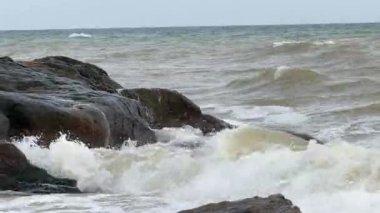 Güçlü deniz dalgalarının yakın çekimi, karanlık, ıslak, alglere karşı beyaz köpük üretiyor. Ukrayna 'nın Odessa kenti yakınlarındaki Karadeniz' in fırtınalı gücü..